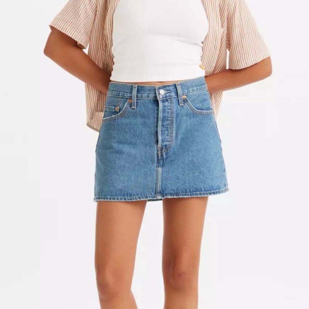 EUC Levi’s Icon Skirt in Medium Wash size 26